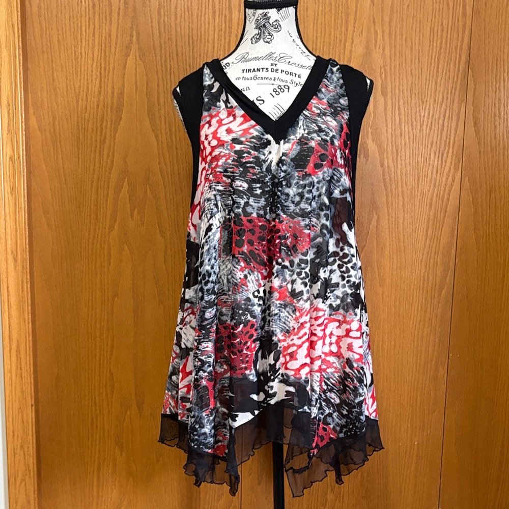 Women's Sleeveless V-Neck Top - Red and Black Print